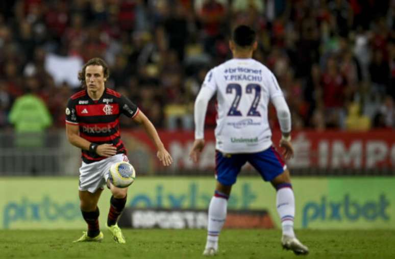 David Luiz parte com a bola para o Flamengo e é marcado por Pikachu, do Fortaleza, que venceu em pleno Maraca: 2 a 1