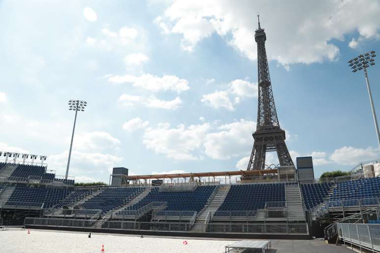 Torre Eiffel é vista de perto pelo público que acompanhar as disputas do vôlei de praia