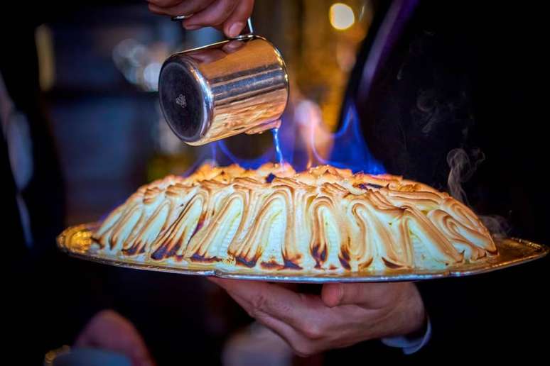 Soufflé Lhardy, um bolo de sorvete coberto com merengue, flambado à mesa no mítico Lhardy, aberto há 185 anos