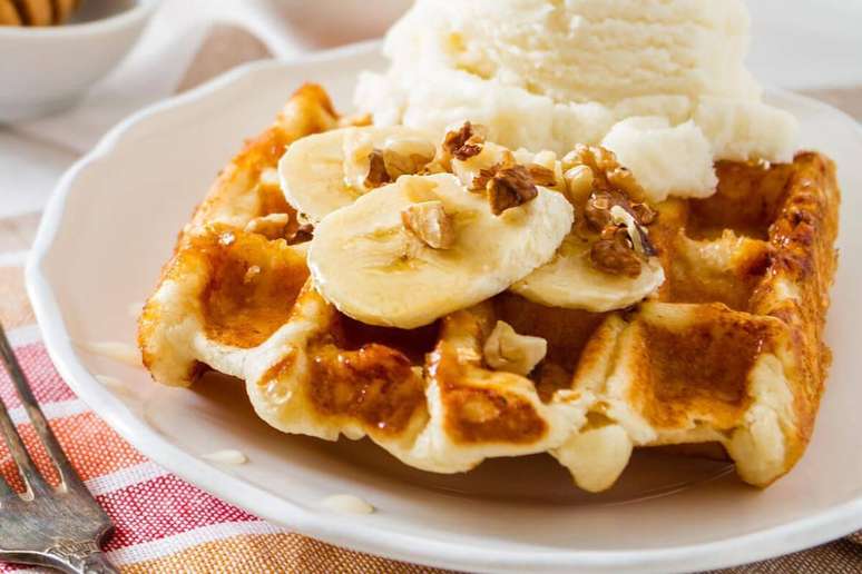 Waffle de banana com nozes 