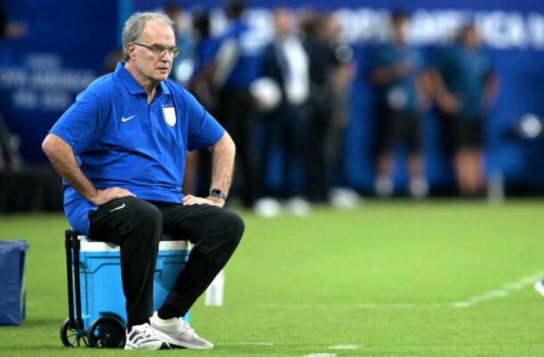 Bielsa em treino do Uruguai. Técnico estava pistola na coletiva desta sexta-feora –