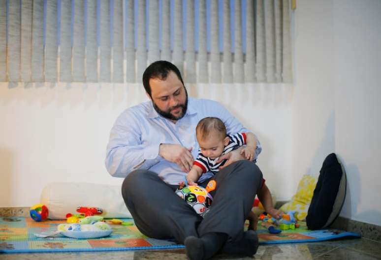 Raphael Melo, de 38 anos, e seu filho Gabriel de 7 meses, durante sessão de fotos cedida ao Estado