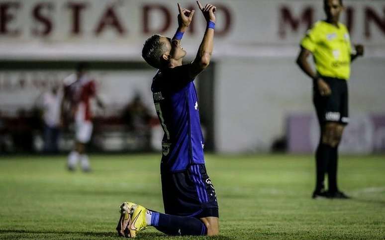 Mateus Vital comemorando gol pelo Cruzeiro