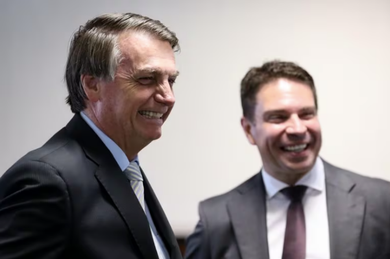 O ex-presidente Jair Bolsonaro (PL) e o deputado federal Alexandre Ramagem (PL-RJ).