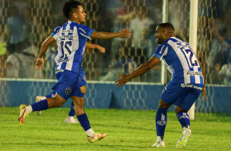 Jogadores do Paysandu comemoram gol em mais um triunfo na Série B –