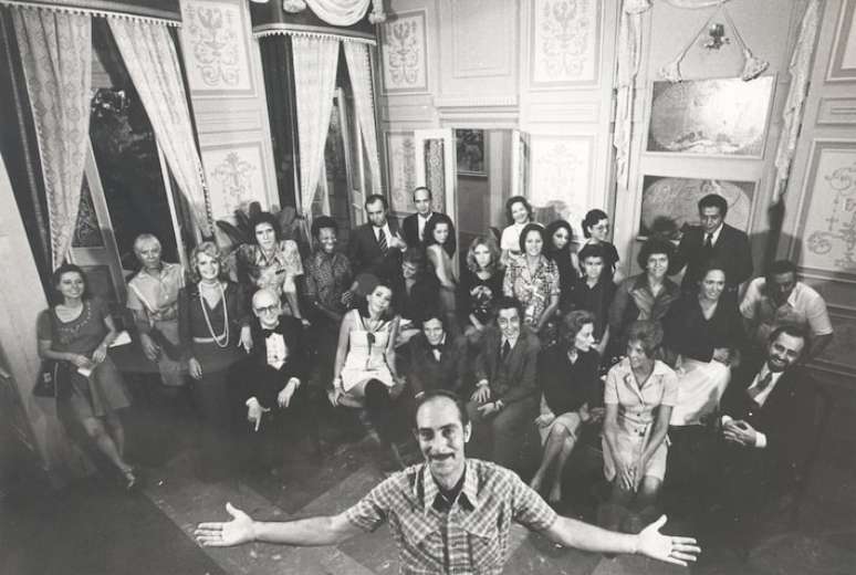 O autor Dias Gomes, &agrave; frente, com o elenco de 'O Espig&atilde;o'