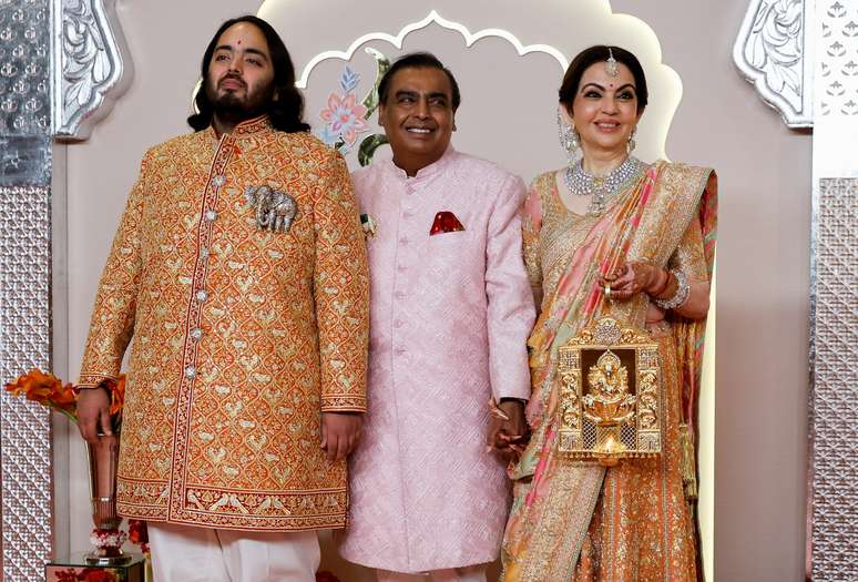 Anant Ambani com os pais Nita Ambani e Mukesh Ambani 