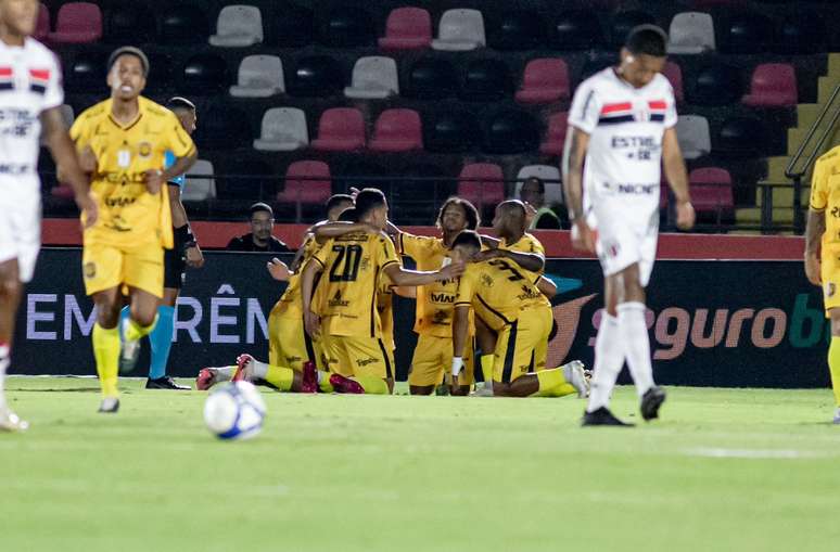 Elenco do Amazonas comemora o único gol da partida. 