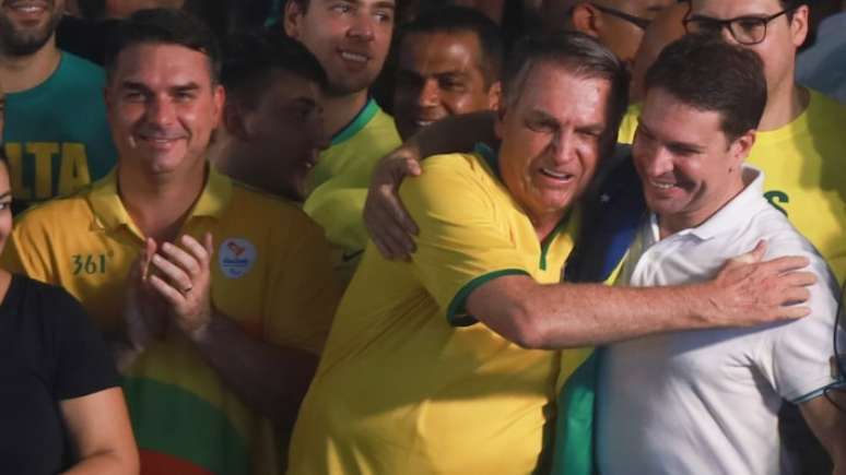 Jair Bolsonaro com Alexandre Ramagem, ao lado do filho Flávio