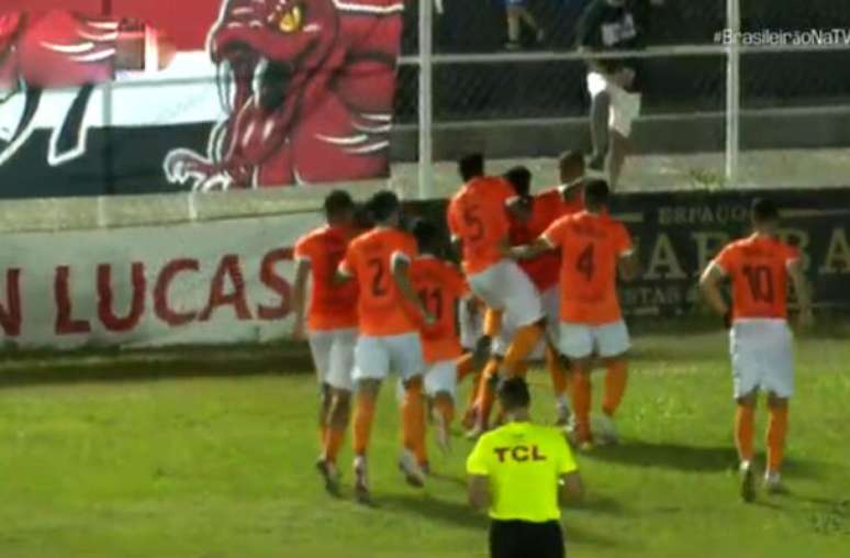 Jogadores do Nova Iguaçu comemoram o primeiro gol no triunfo sobre o Serra, fora de casa –