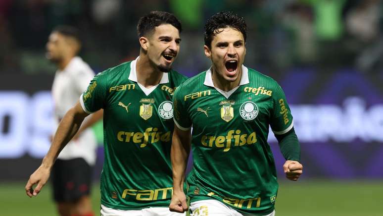 Raphael Veiga celebra mais um gol com a camisa do Palmeiras