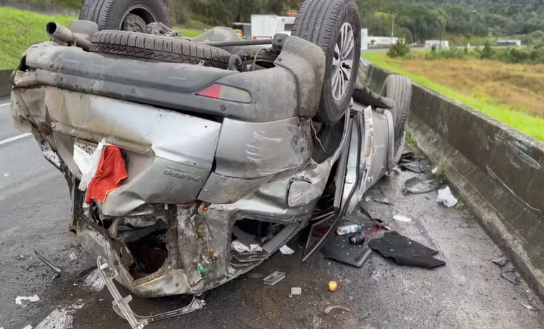 Dunga, ex-técnico da Seleção Brasileira, e esposa ficam feridos em acidente de carro