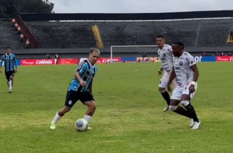 Soteldo com a bola. Venezuelano foi o melhor do Grêmio no triunfo sobre o Operário.
