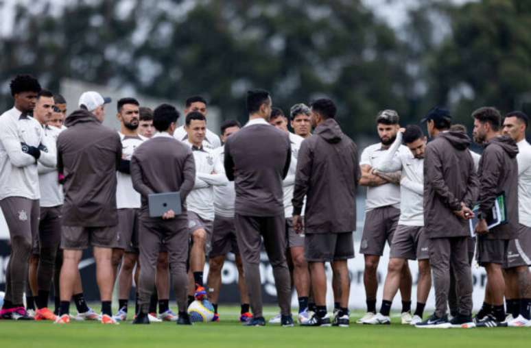 Elenco e comissão técnica conversam no CT Joaquim Grava –