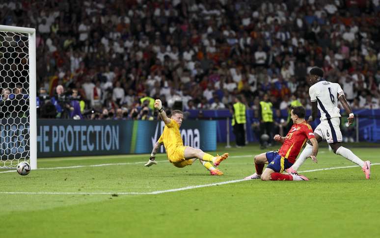 Atacante espanhol garante o título da Euro ao marcar o segundo gol da partida.