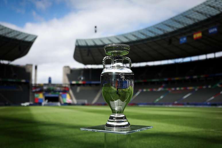 Taça da Eurocopa que será entregue ao vencedor de Espanha e Inglaterra.