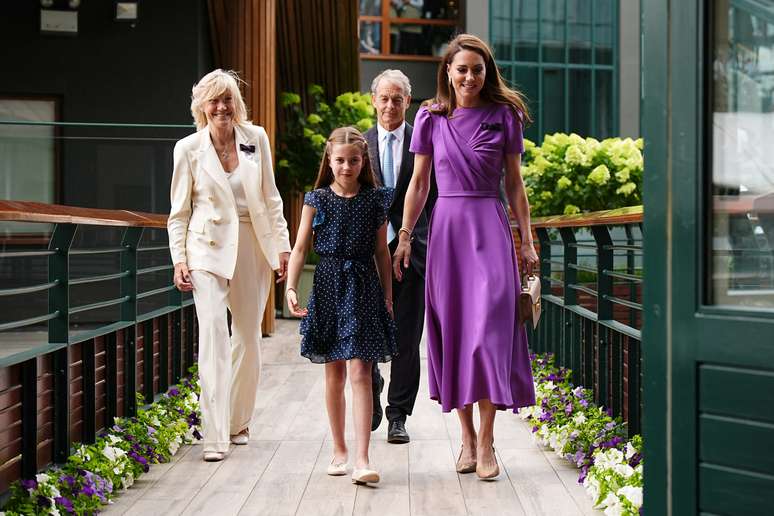 Kate Middleton cumprimentou atletas acompanhada de Charlotte, sua filha de 9 anos