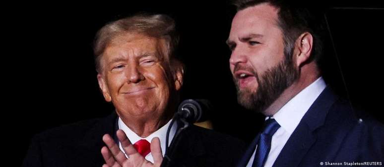 Donald Trump e seu candidato a vice, J.D. Vance, em Dayton, Ohio