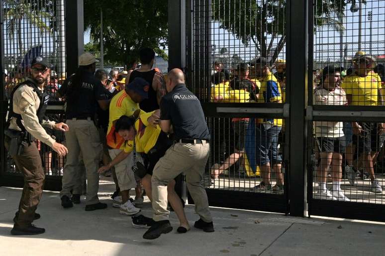 Antes da final da Copa América, colombianos invadiram Hard Rock Stadium e entraram em confronto com a Polícia