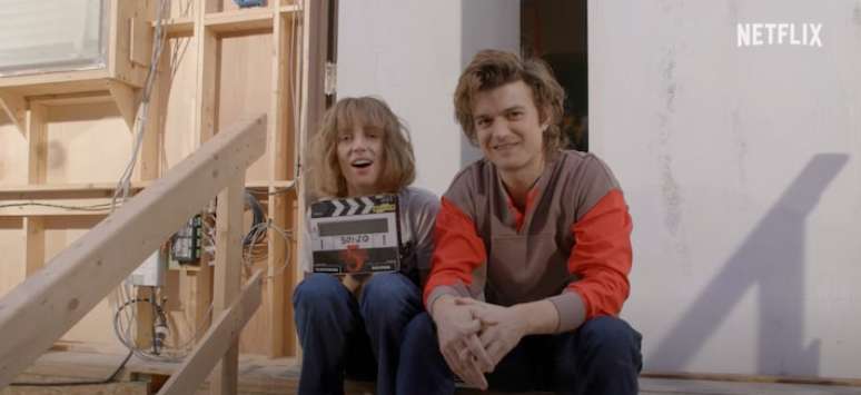 Maya Hawke e Joe Keery no set da temporada final de 'Stranger Things'