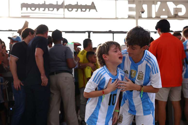 Jovens torcedores argentinos choram ao entrar no estádio em meio a distúrbios antes da partida final da CONMEBOL Copa América 2024 entre Argentina e Colômbia no Hard Rock Stadium.