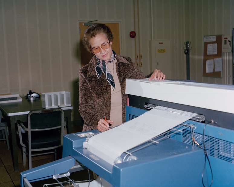 Katherine Johnson, fotografiada en la NASA en 1980, es una de las científicas que aparecen en el recorrido sobre científicas negras.