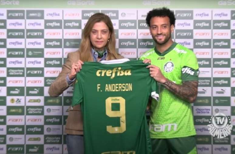 Felipe Anderson recebe camisa 9 das mãos da presidente do Palmeiras, Leila Pereira –