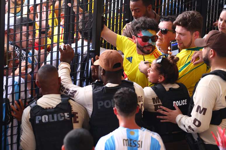 Torcedores se envolvem em confusão na final da Copa América