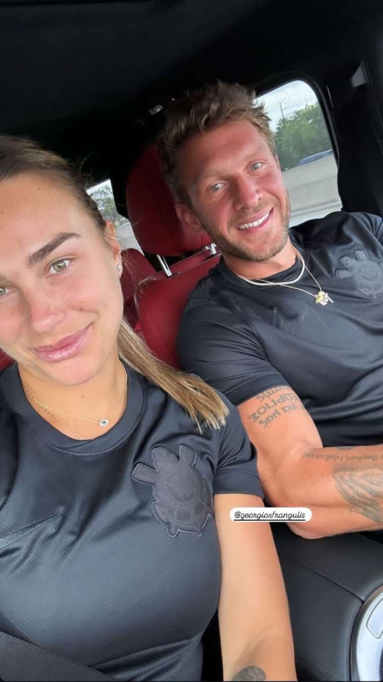 A tenista bielorrussa Aryna Sabalenka e empresário brasileiro Georgios Frangulis.