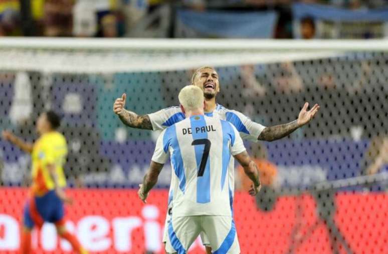 Jogadores da Argentina após apito final cantaram música racista e homofóbica