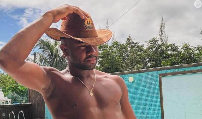 Davi Brito fecha o braço com tatuagens e resultado causa polêmica na web.