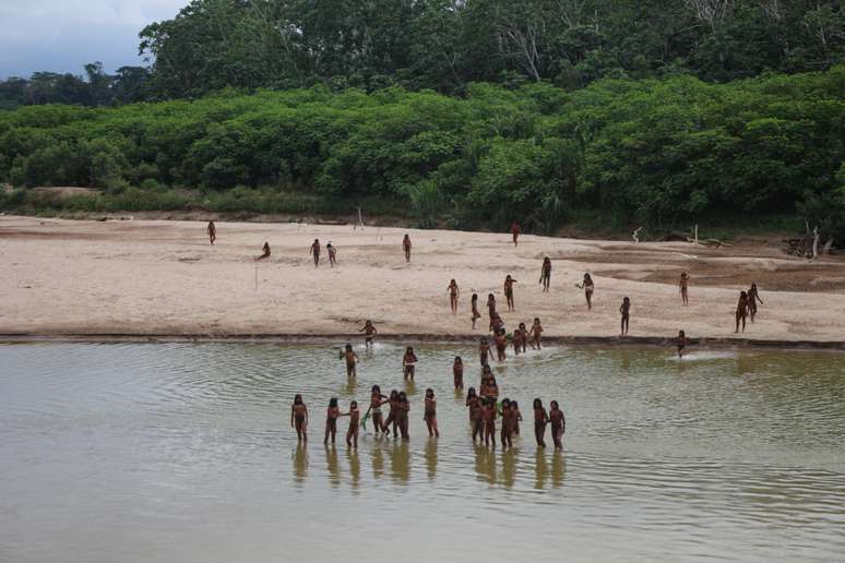 Indígenas não contactados do povo Mashco Piro são vistos na Amazônia peruana em região com madeireiras