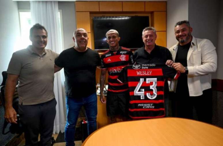 Wesley após assinar o novo contrato com o Flamengo –