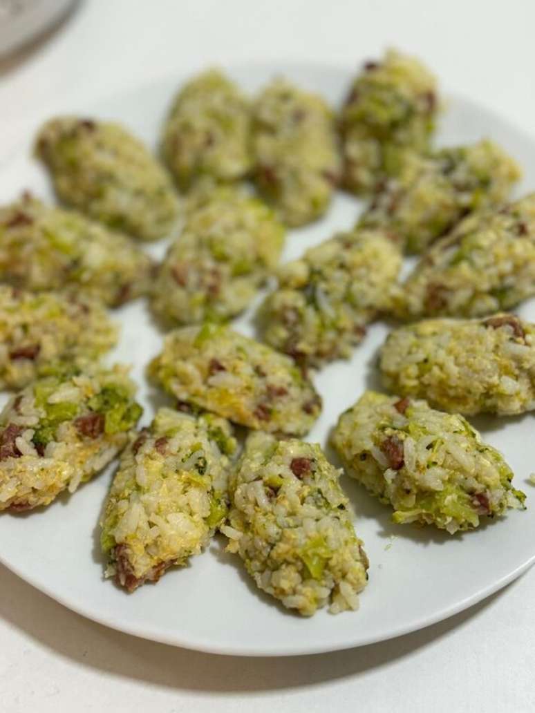 Bolinho de arroz com brócolis e bacon