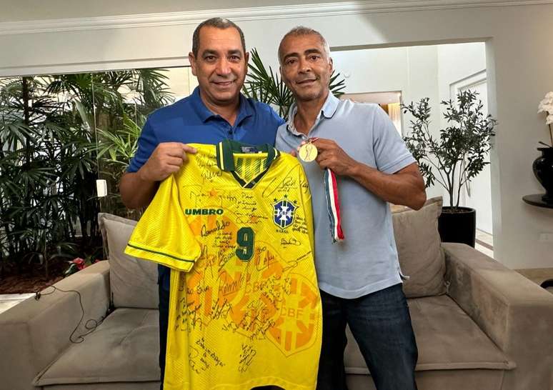 Zinho recebeu craques do tetra da Seleção Brasileira