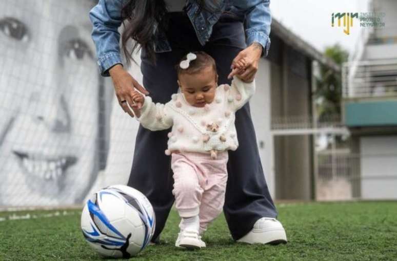 Bruna Biancardi e a filha Mavie em visita ao Instituto Neymar Jr –