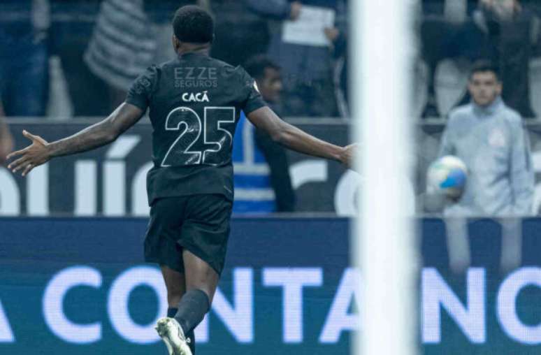 Cacá fez o gol da vitória do Corinthians contra o Criciúma, mas perdeu a cabeça –