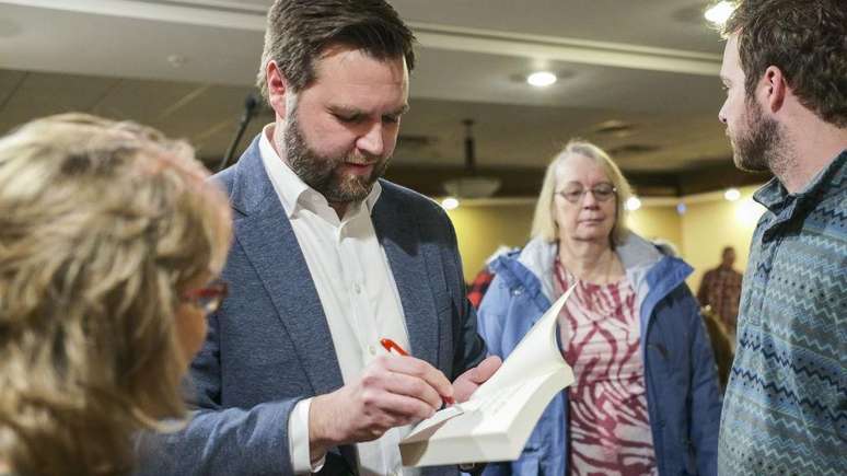 J.D. Vance foi anunciado como candidato a vice-presidente na chapa de Trump