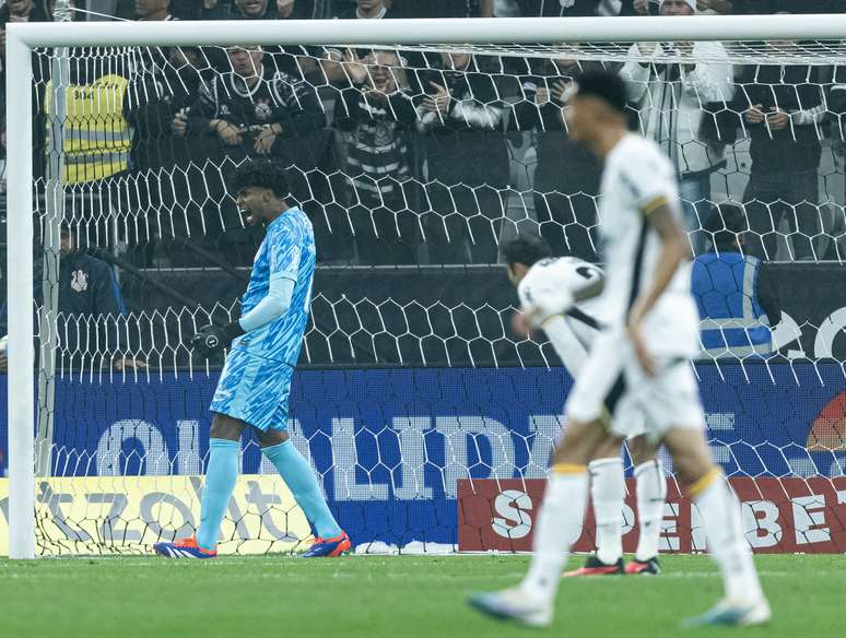 Hugo Souza foi um dos destaques do Corinthians na vitória sobre o Criciúma