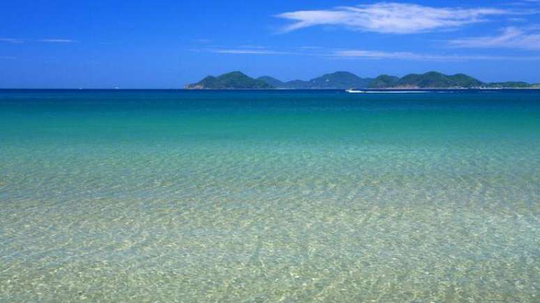 Os turistas podem colaborar com a limpeza das praias recolhendo seu lixo durante suas visitas