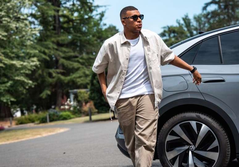 A sus 25 años, Mbappé colecciona coches de lujo que no puede conducir