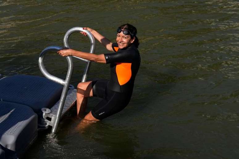 Prefeita de Paris, Anne Hidalgo, nadou no Sena para mostrar limpeza do rio