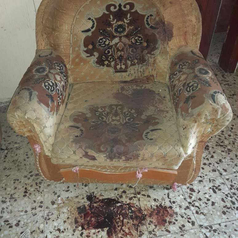 Os familiares registraram as manchas de sangue deixadas na cadeira de Muhammed. Eles encontraram o corpo dele na casa ao retornarem, uma semana depois