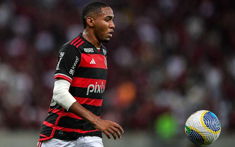 Lorran em ação pelo Flamengo no Brasileirão