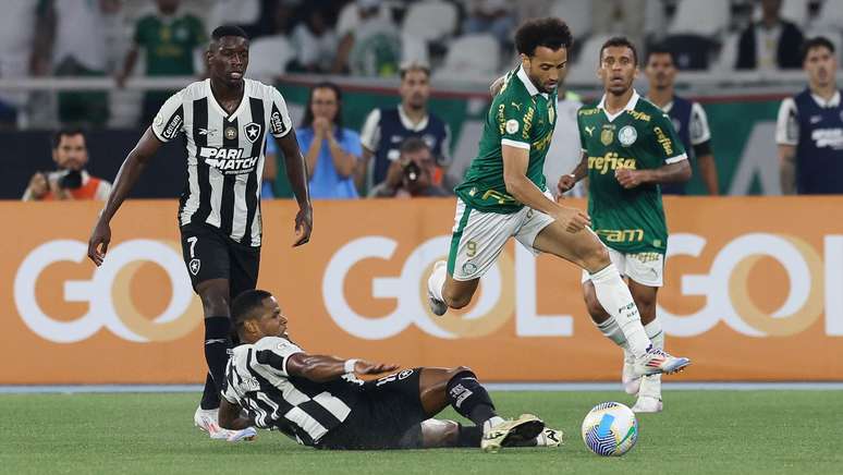 Felipe Anderson estreou com a camisa do Palmeiras diante do Botafogo