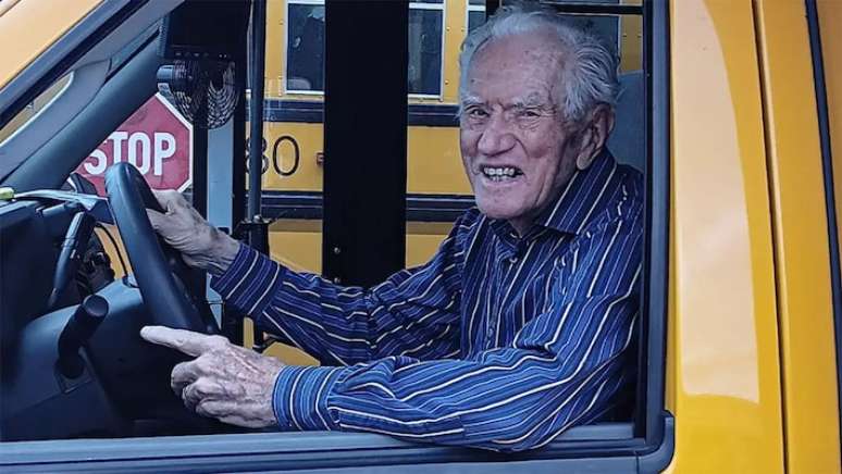 Jim Oppegard, de 94 anos, é o motorista de ônibus mais veterano do mundo; afirma que mantém a saúde tomando suplementos e fazendo atividades físicas por 45 minutos diariamente.