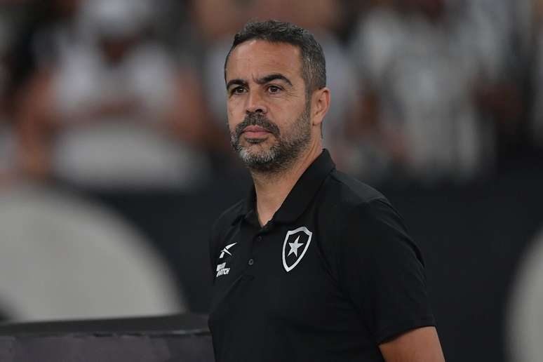 Artur Jorge, técnico do Botafogo, durante partida contra o Atletico-MG no Nilton Santos pelo Campeonato Brasileiro A 2024.