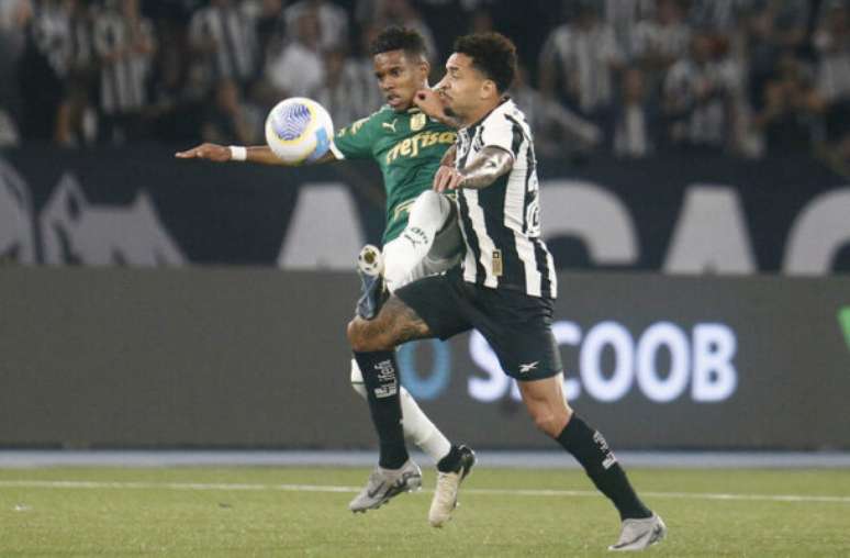 Estevão disputa bola com Gregore, do Botafogo – 