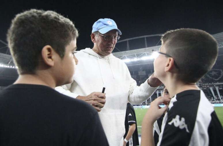 John Textor atendendo aos torcedores no gramado do Nilton Santos –