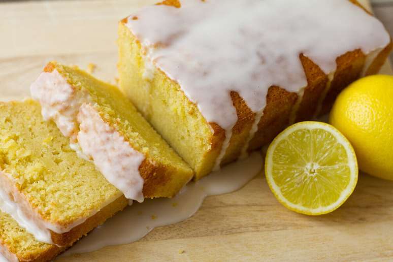 Bolo de limão com cobertura 